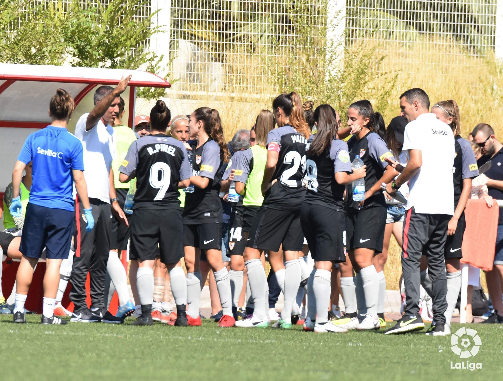 Paco García y Sergio Jiménez dan instrucciones a sus jugadores en un encuentro.