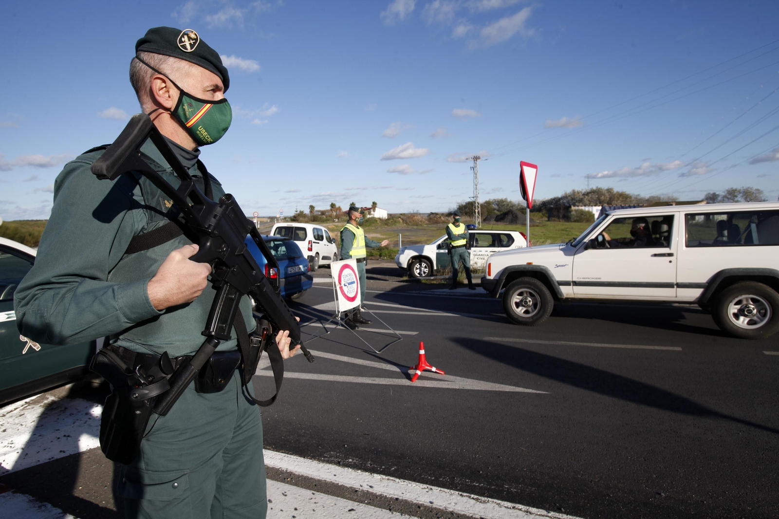 Controles de la Guardia Civil en los accesos a la costa de Huelva