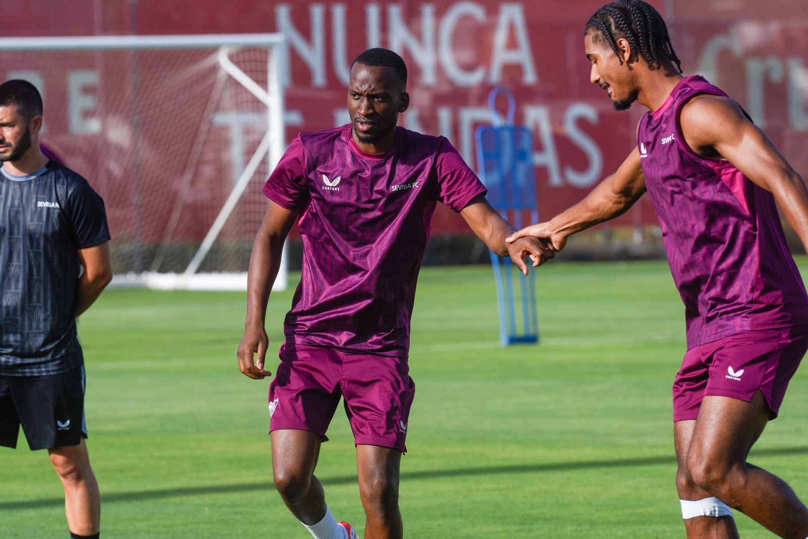 Lukebakio se ejercita con Badé en el entrenamiento sevillista del viernes.