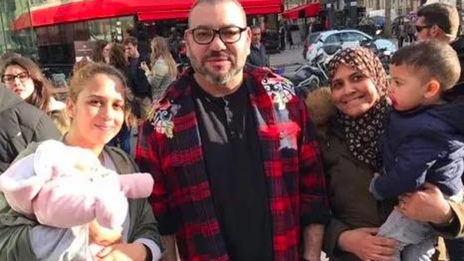 El rey Mohamed VI con transeuntes en las calles o en comercios de París esta semana.