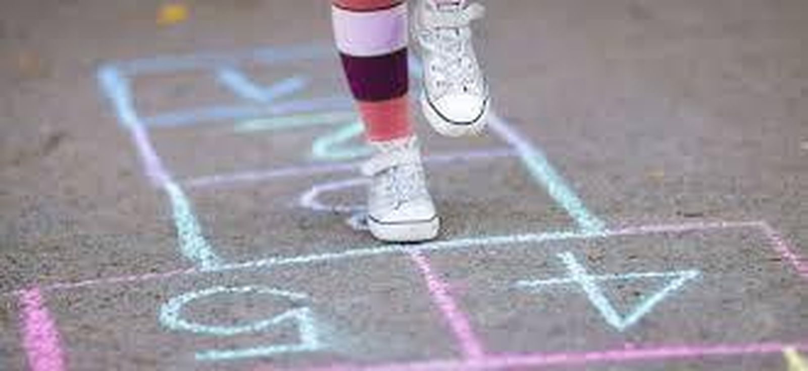 La rayuela, el parchis o la comba vuelven a los patios en los recreos escolares