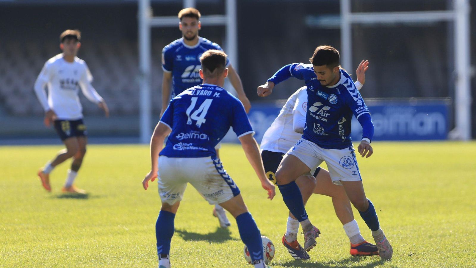 Ilias, desconectado todo el partido, intenta marcharse de un contrario.