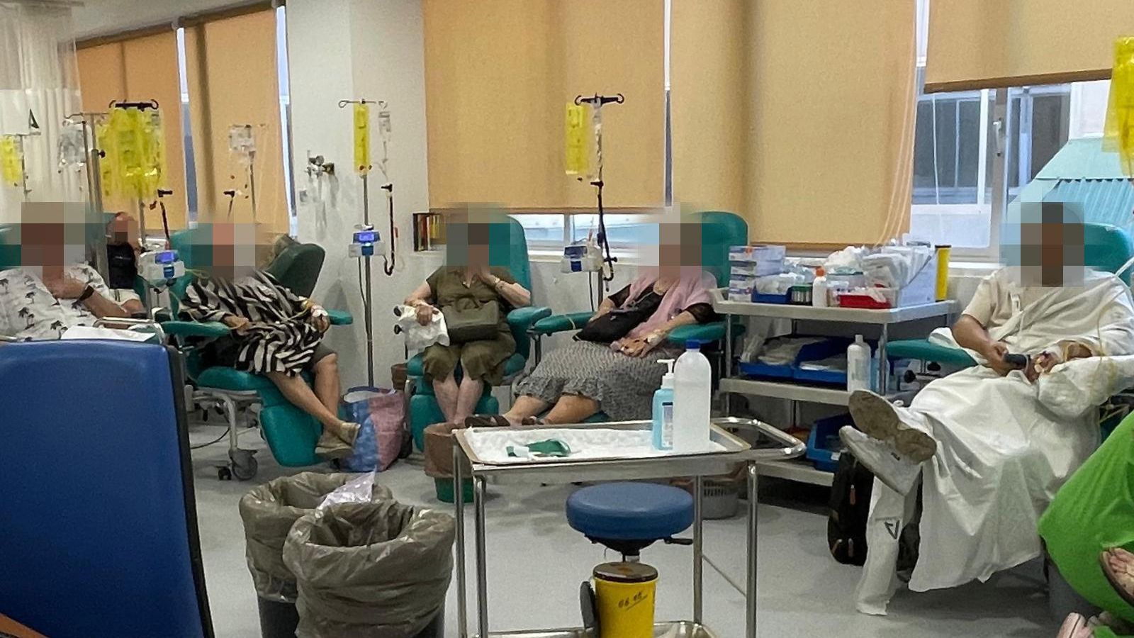 Pacientes, hacinados, en las instalaciones provisionales.