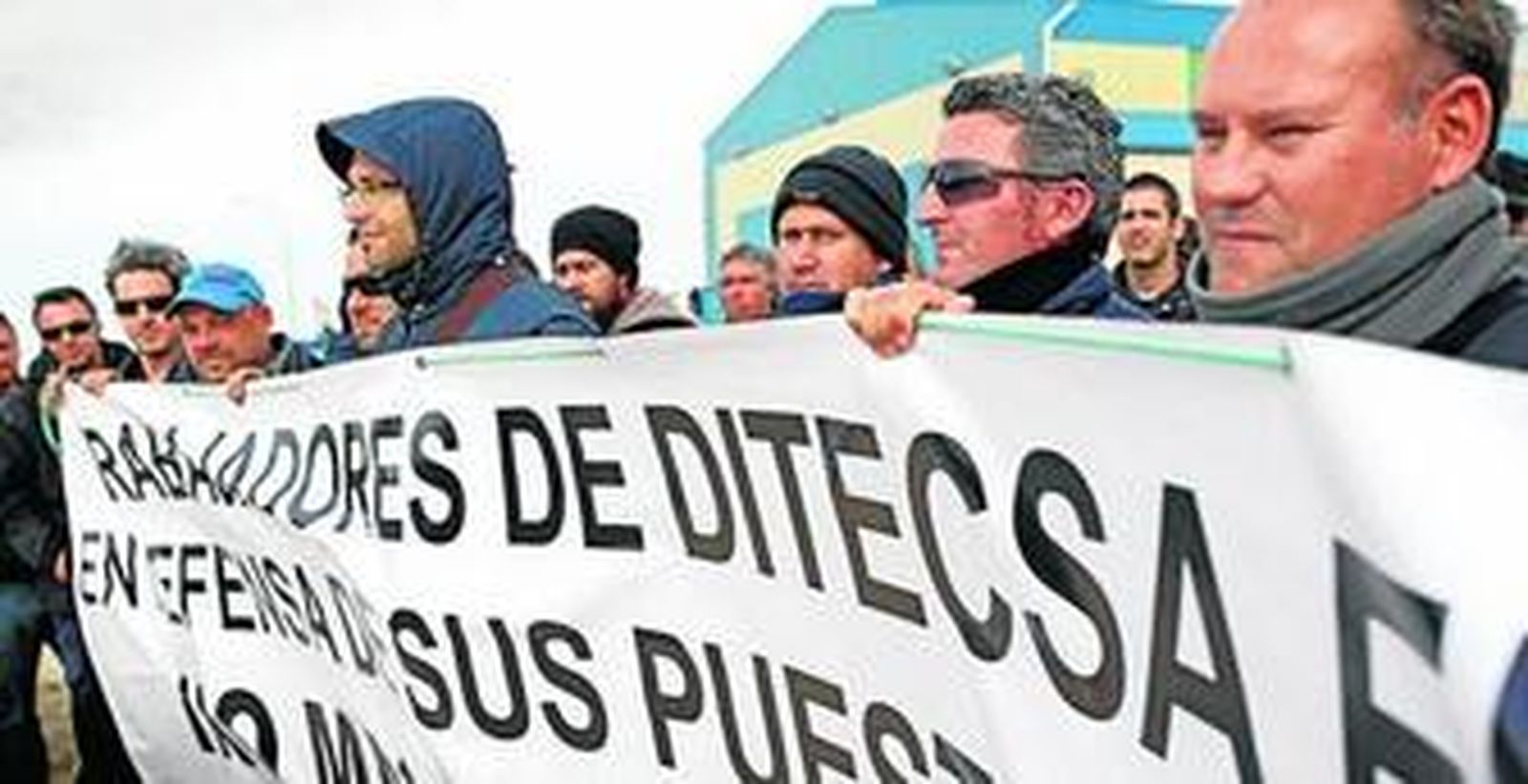 Los trabajadores de Ditecsa, ayer durante su protesta junto al puente Carranza.