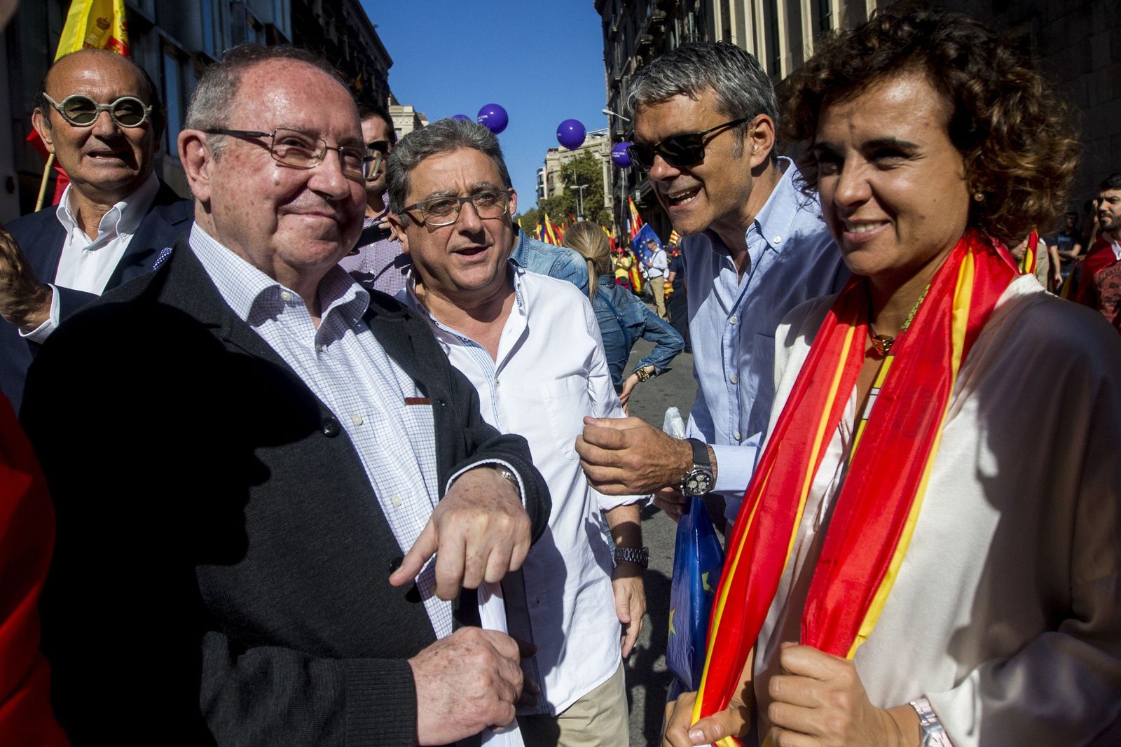 Josep Lluís Bonet -segundo por la izquierda-, presidente de Freixenet y de la Cámara de Comercio de España, en la manifestación del 8 de octubre.