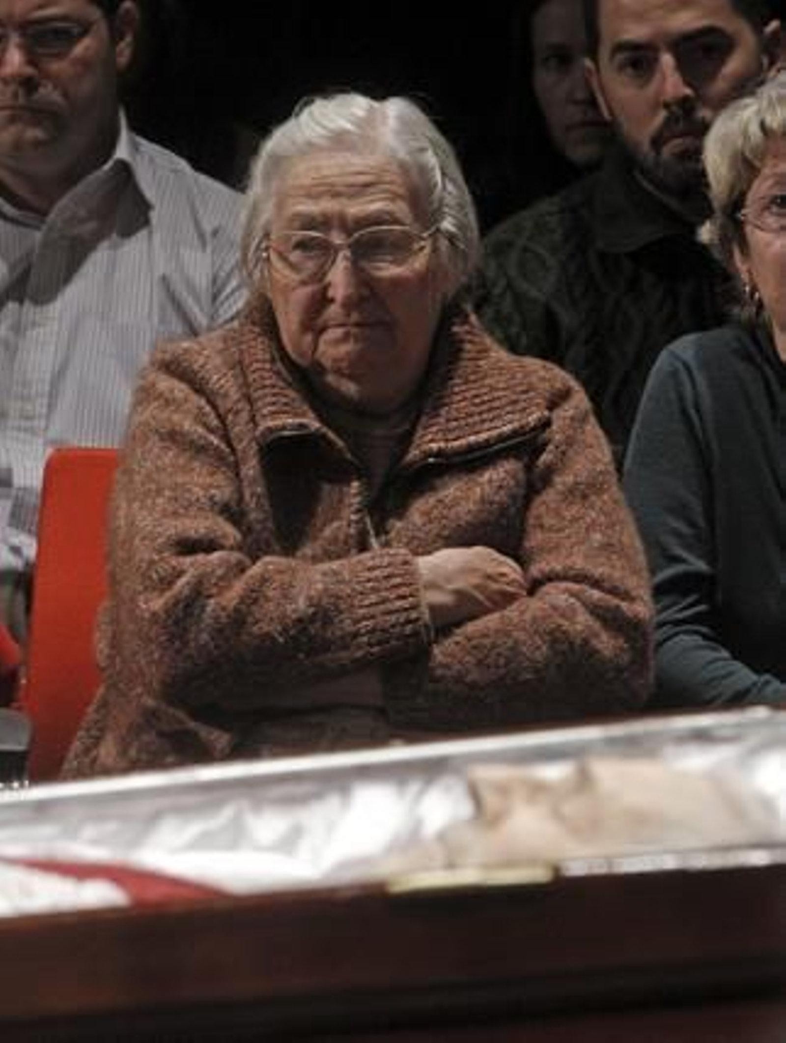 Josefina Samper, velando los restos de su marido.

Foto: EFE