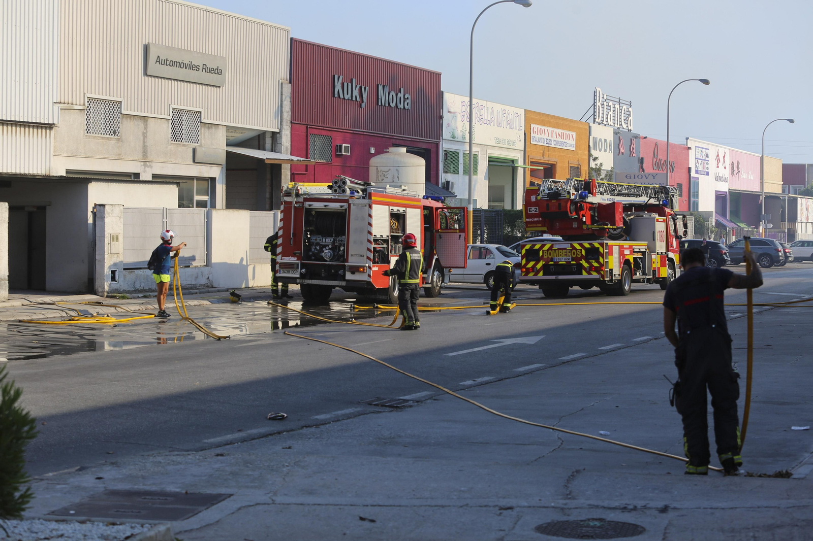 Las fotos del incendio en una nave de aceites del polígono Guadalhorce