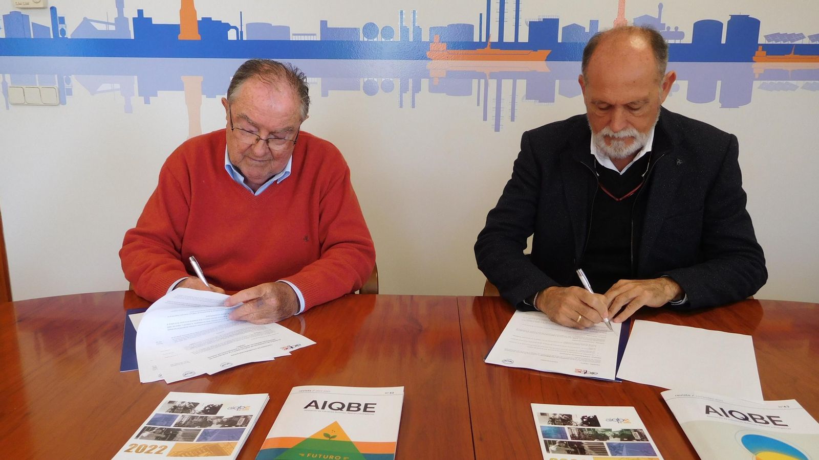 Juan Manuel Díaz Cabrera, presidente del Banco de Alimentos de Huelva, y José Luis Menéndez, presidente de AIQBE.