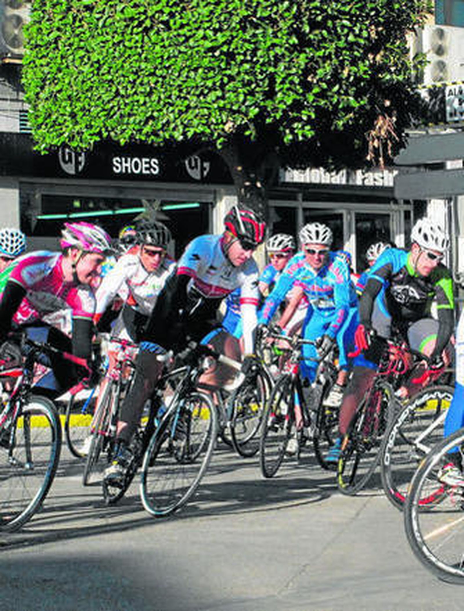 Molina, con los brazos en señal de victoria, llega a meta.