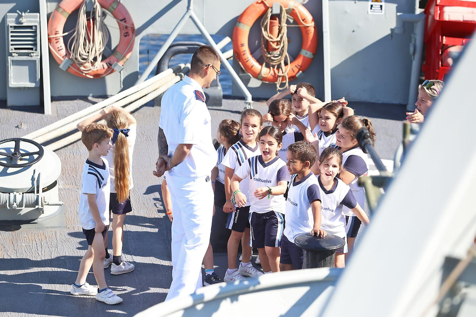 Imágenes de las visitas al patrullero de la Armada Española Medas p-26