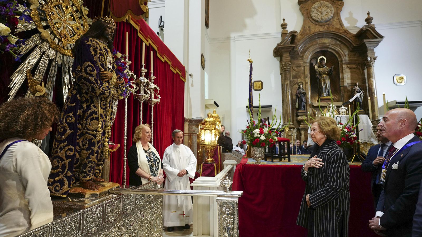 Doña Sofía reza ante el Cristo de Medinaceli