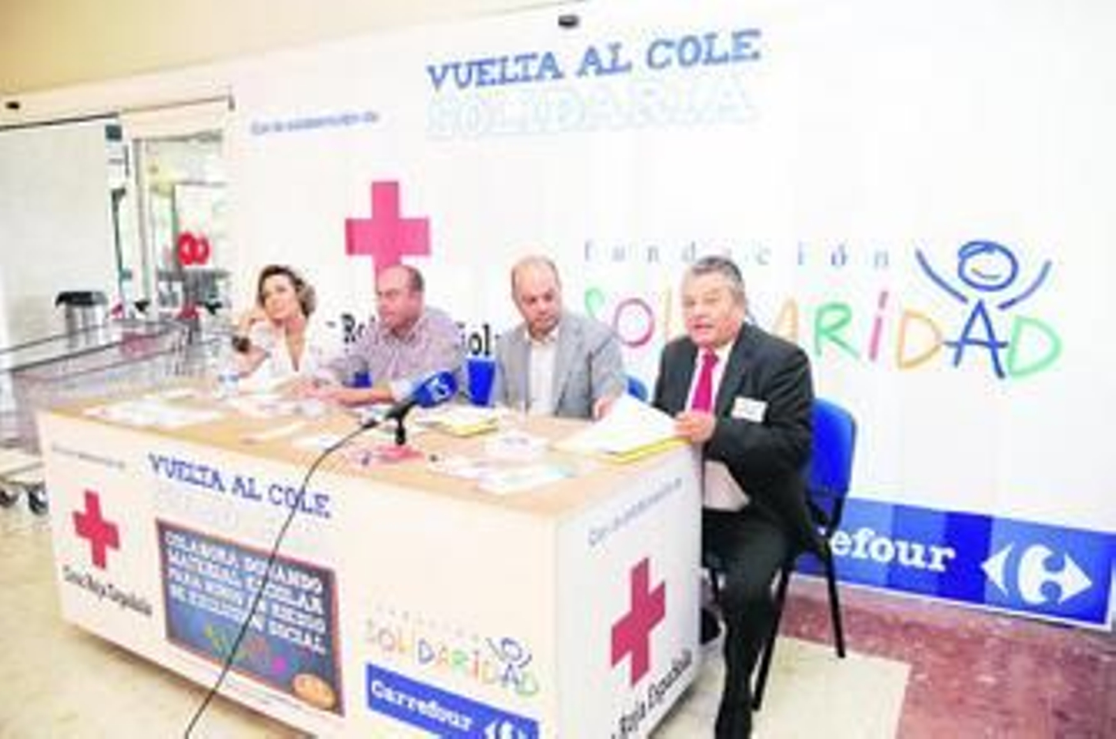Un momento de la presentación ayer de la campaña 'Vuelta al cole solidaria'.