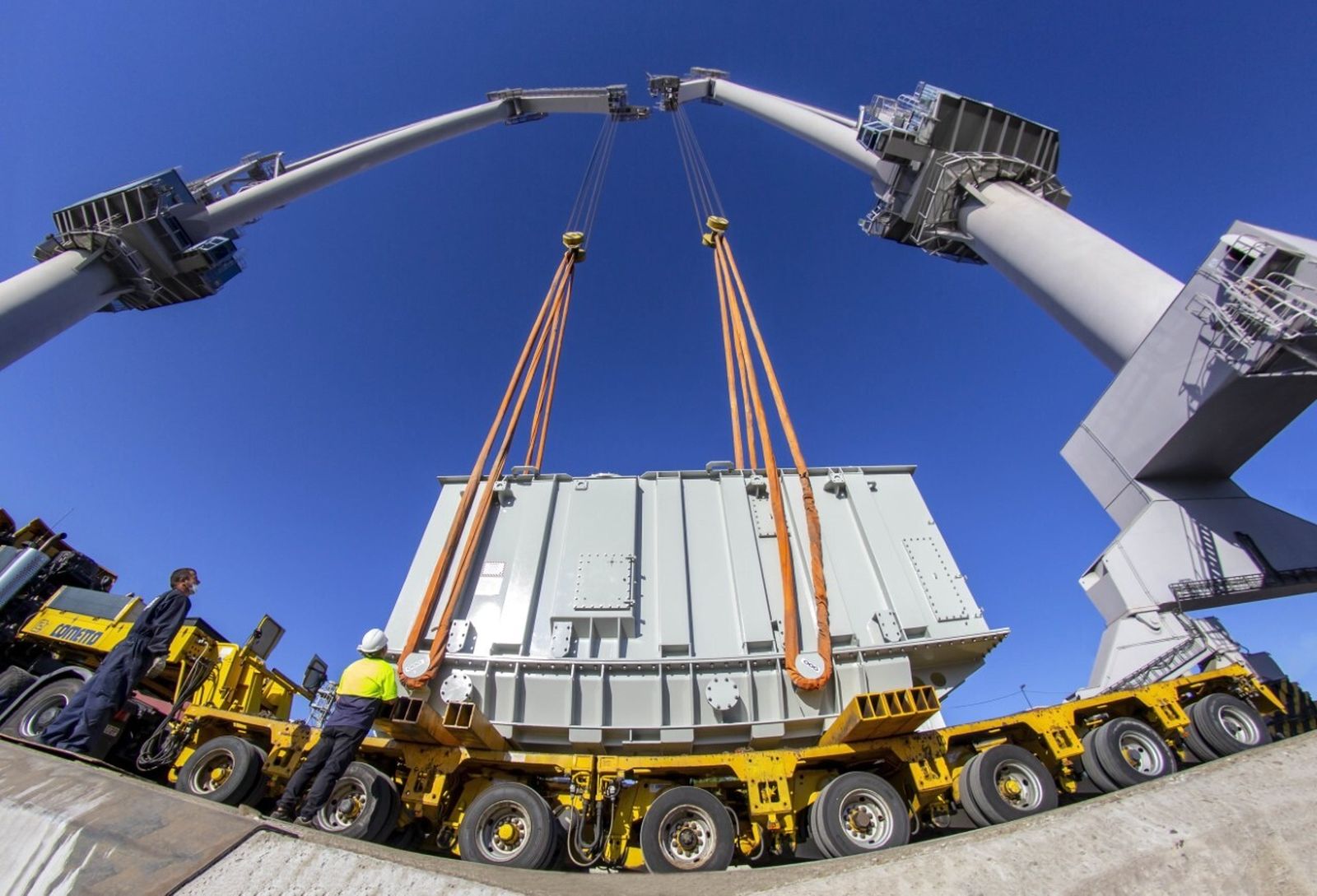 Embarque de uno de los transformadores.