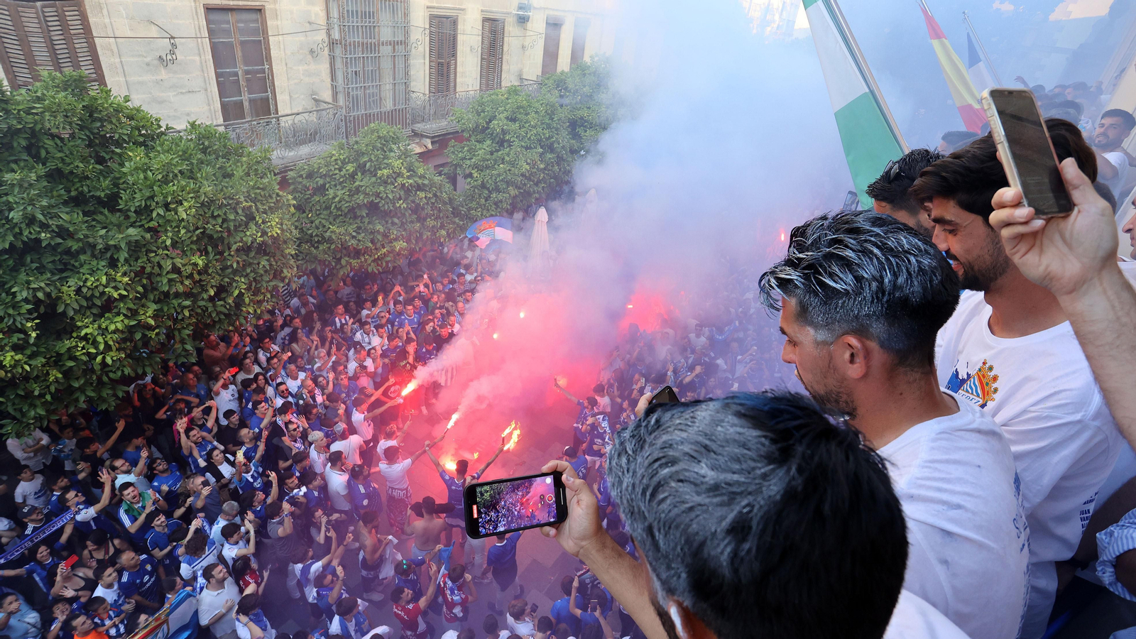 Baño de masas del Xerez CD en Jerez por su ascenso