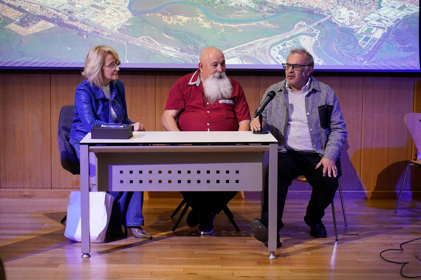 Fotos de la entrega del premio Ateneo José Román de Algeciras 2025 a Juan Moya