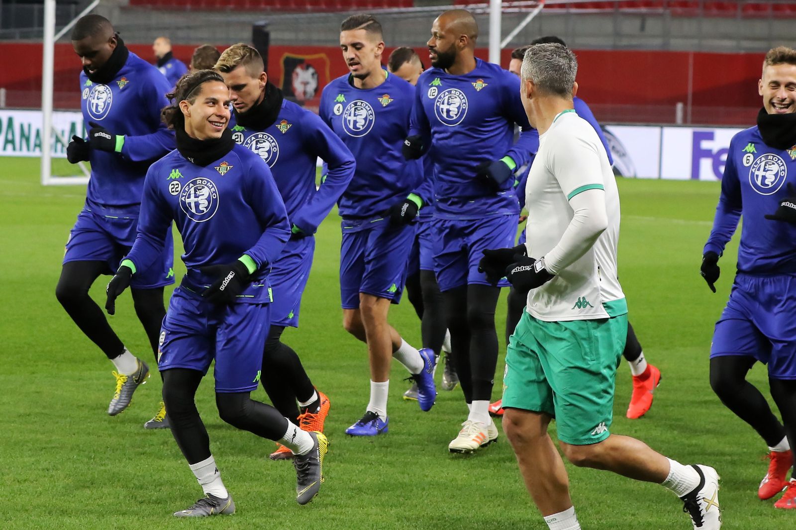 Diego Lainez, sonriente, durante un entrenamiento del Betis.