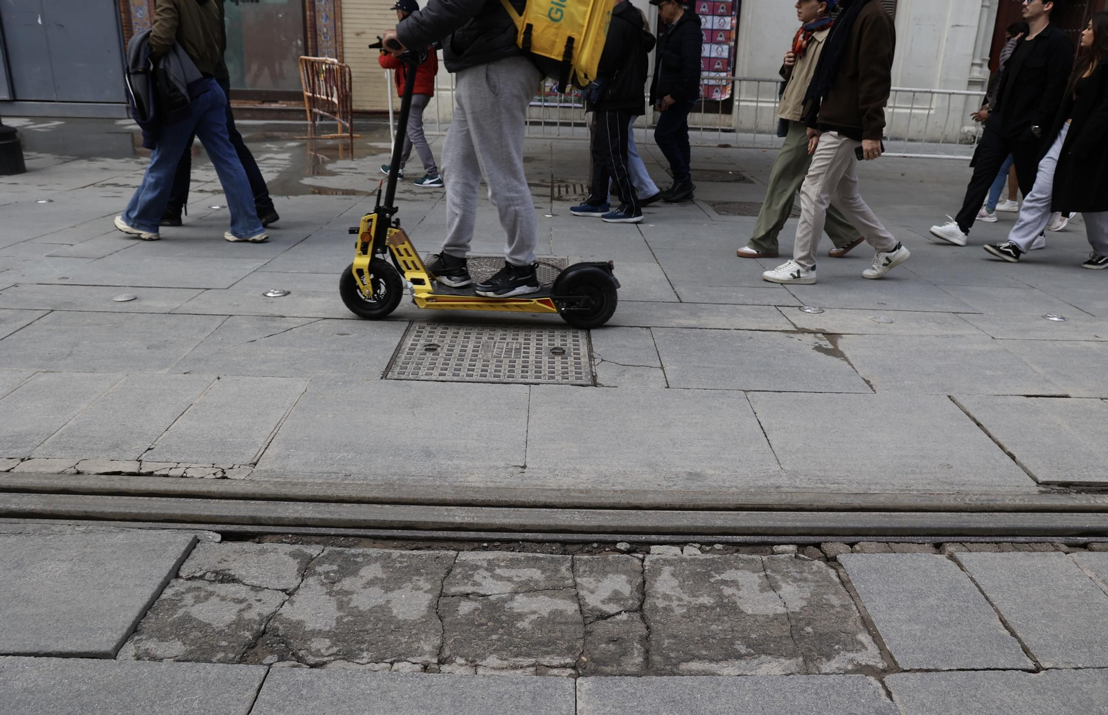 Mal estado del pavimento en la Avenida de la Constitución