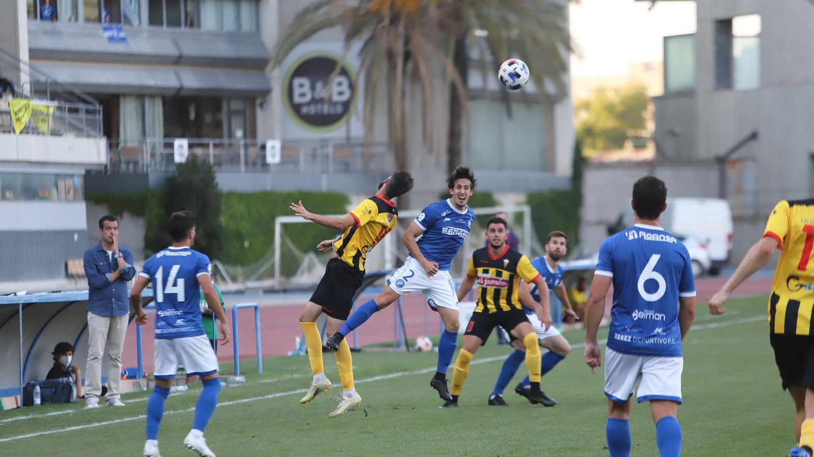 Marcelo salta de cabeza con el jerezano Borja Jiménez.
