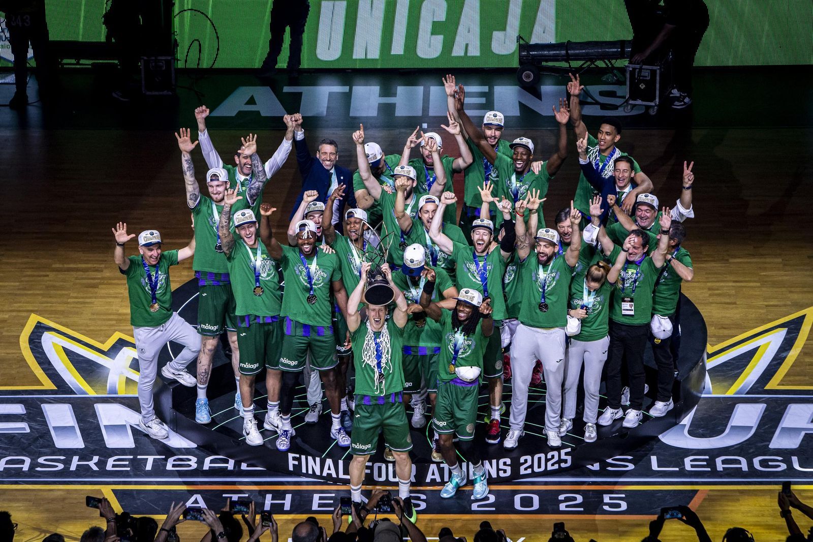 U DE UNICAJA. Año histórico para el Unicaja de Málaga. En mayo ganó por segunda vez la Liga de Campeones de Baloncesto, en junio la Copa del Rey y en septiembre la Copa Intercontinental.