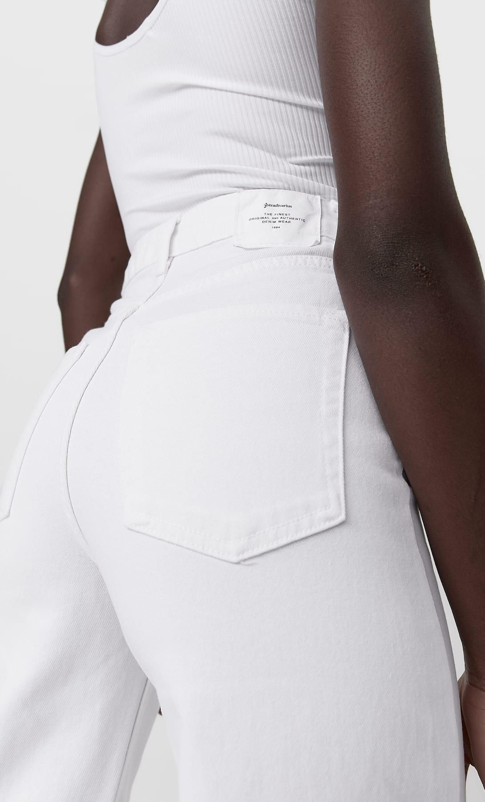 Los vaqueros blancos 'wide leg' de Stradivarius.