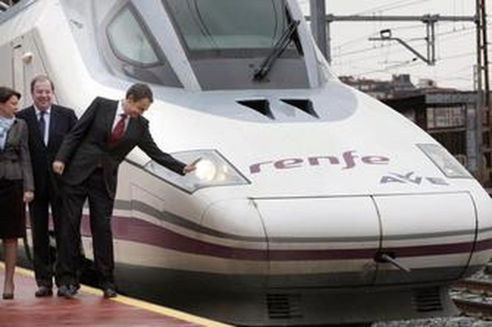Zapatero, ayer, con Álvarez y el presidente de Castilla y León.