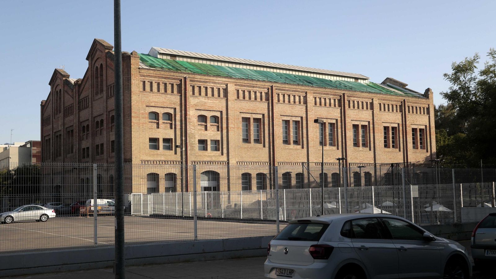 El antiguo edificio de Catalana de Gas, hoy gimnasio.