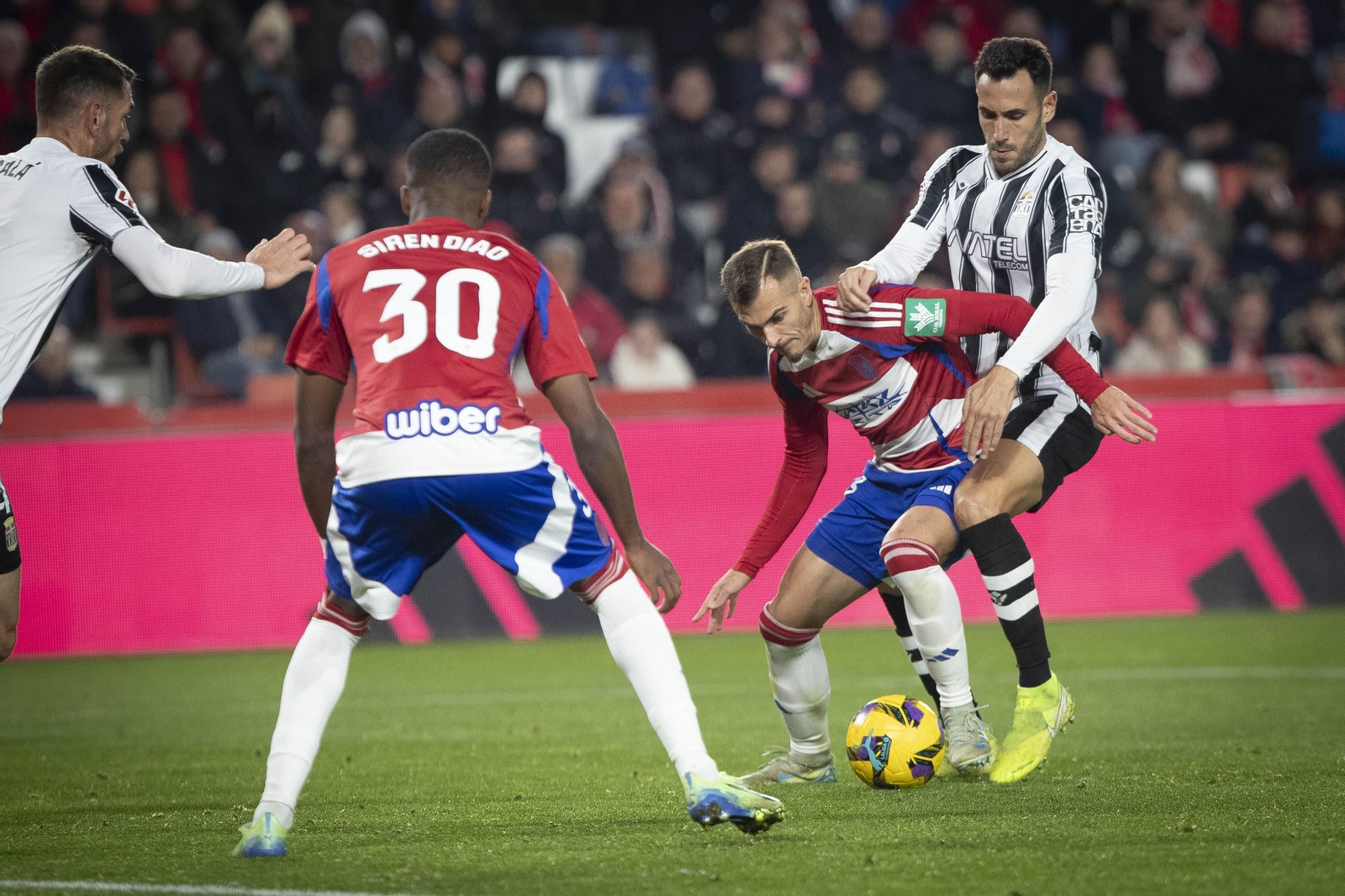 Brau se lleva el balón en el partido ante el Cartagena Brau se lleva el balón en el partido ante el Cartagena