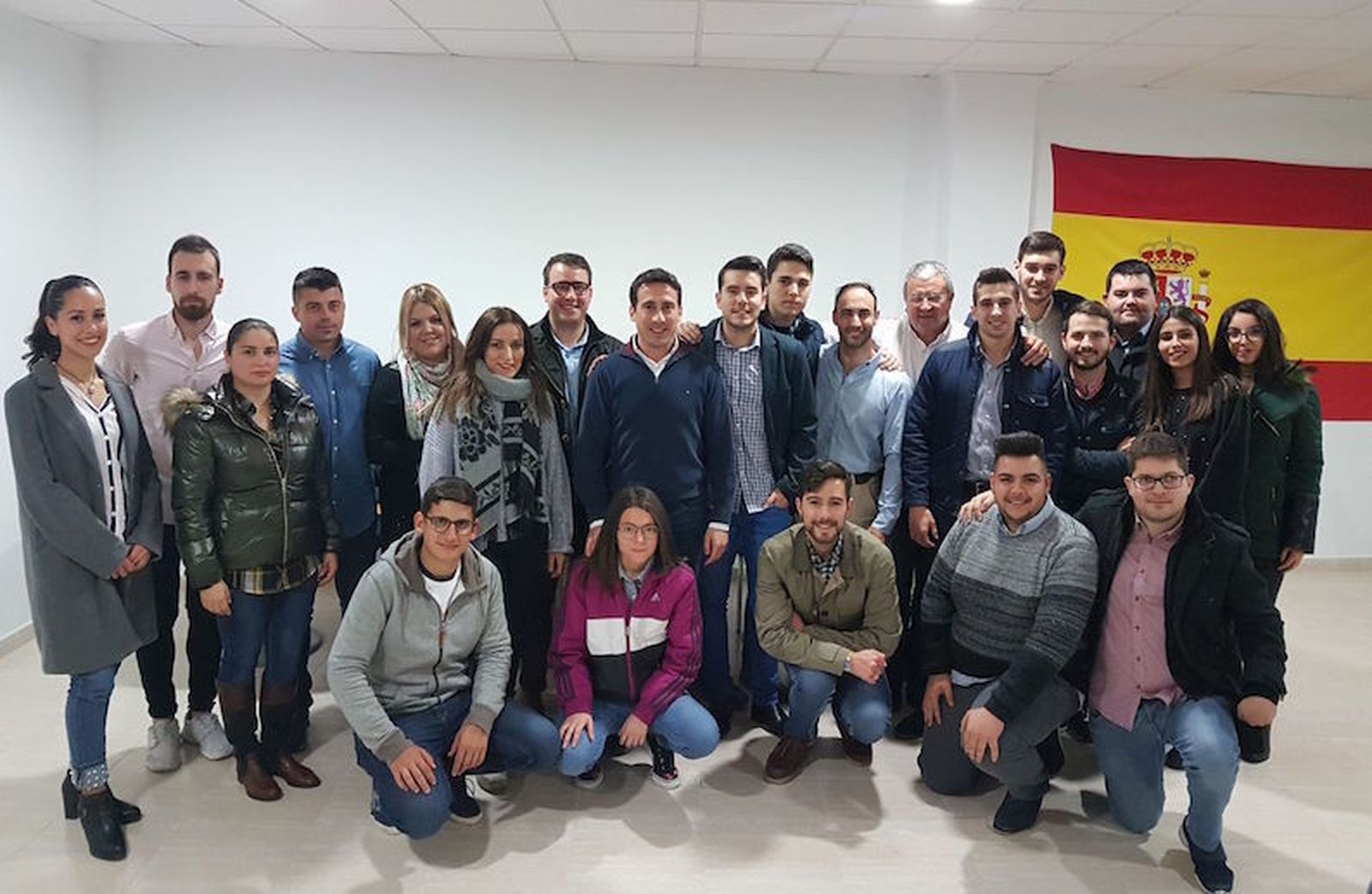 Foto de familia de la nueva dirección de NNGG del PP de Fines.