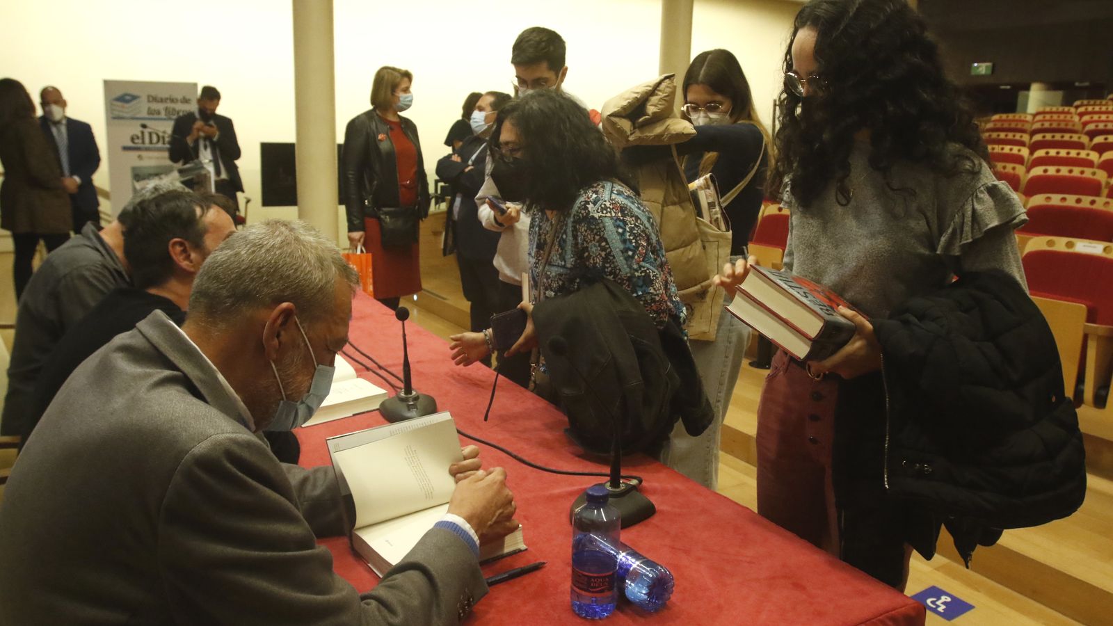 Varias personas esperan su turno en la firma de ejemplares.