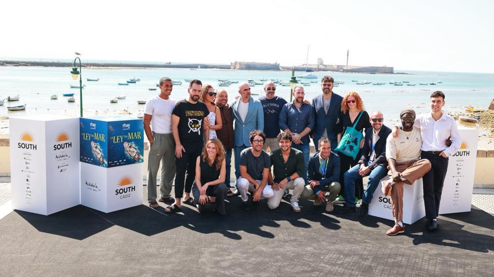 El equipo de 'La ley del mar', junto a la playa de La Caleta.