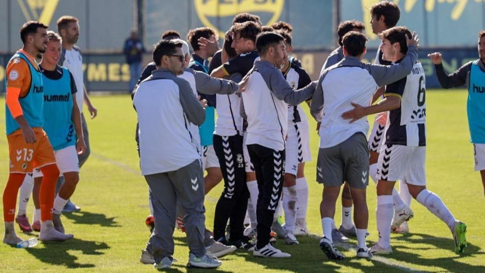 Titulares, suplentes y cuerpo técnico celebran el 0-1, obra de Pepe Rincón