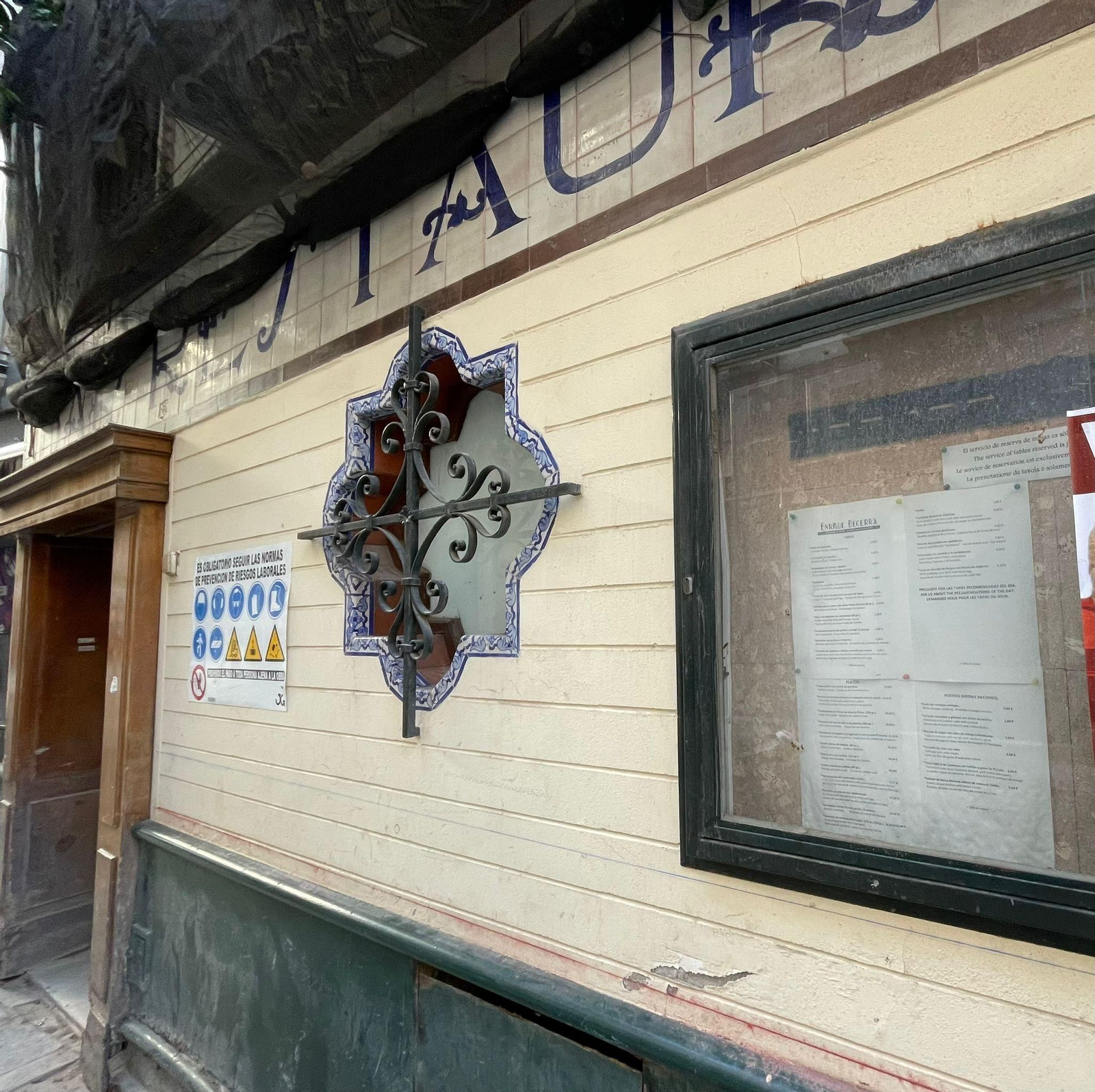 La carta del restaurante Becerra sigue en la vitrina tras el cierre definitivo en febrero de 2021.