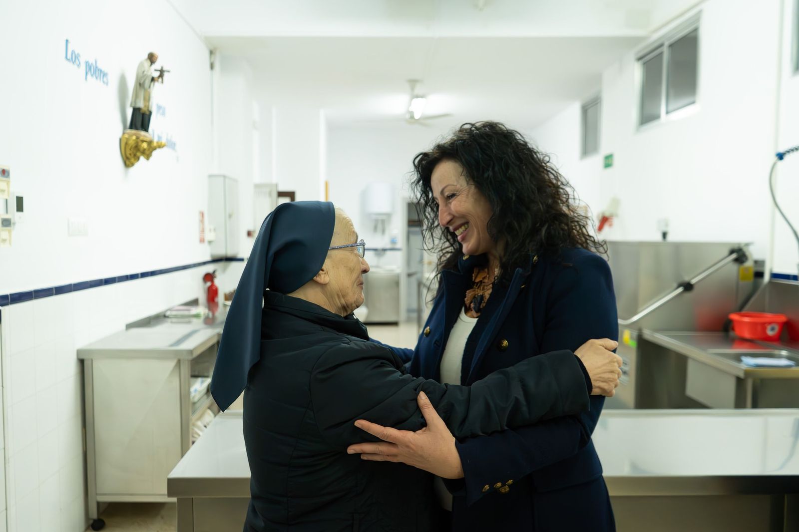 La alcaldesa felicita la Navidad al personal del Centro de Acogida y a los turnos de guardia de Bomberos y Policía Loca