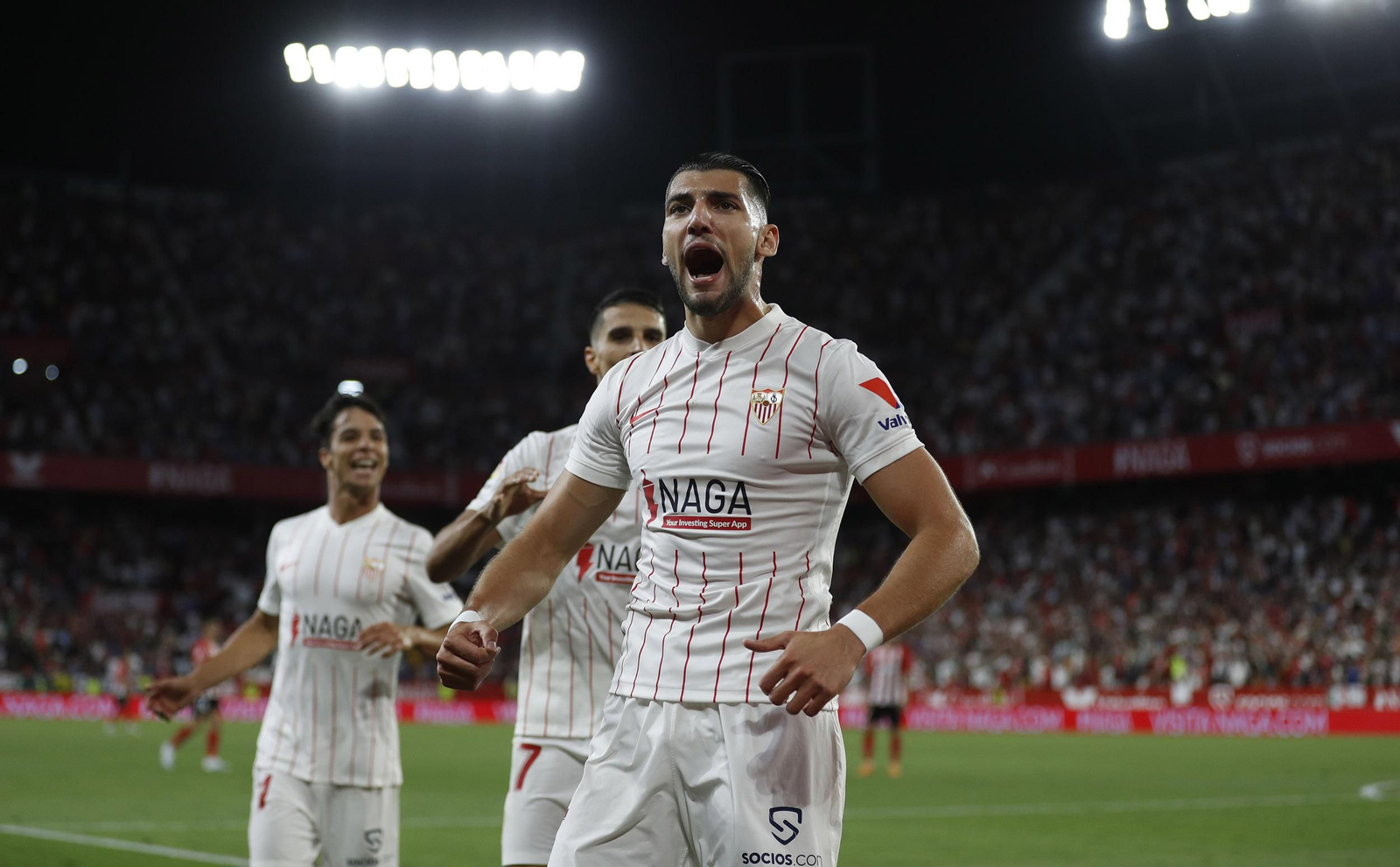 Rafa Mir se dirige a la grada junto Óliver Torres y Lamela, su asistente, tras el 1-0.