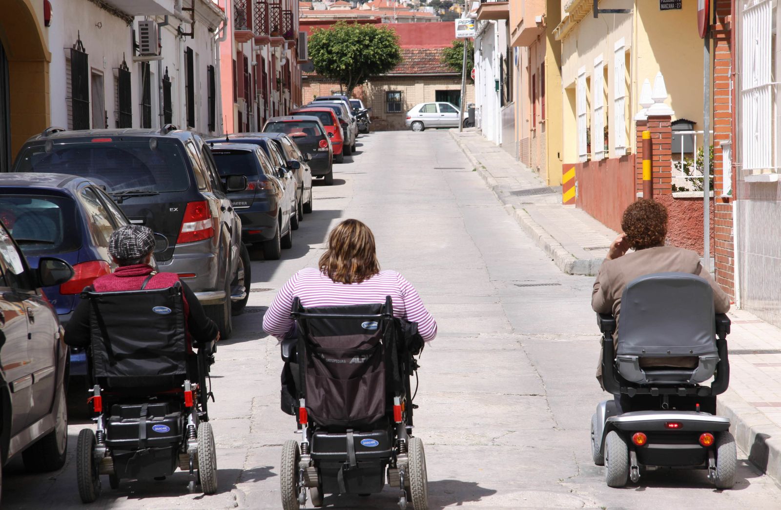 Varias personas en silla de ruedas.