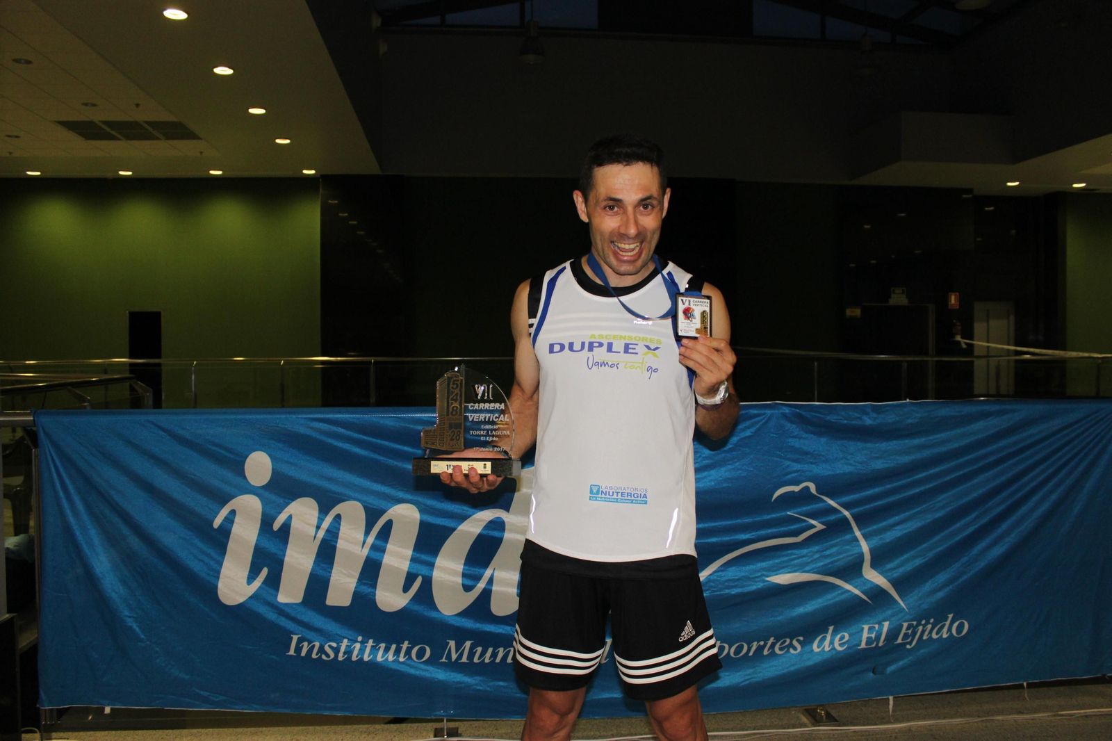 David Robles celebrando su victoria en la Carrera Vertical Torre Laguna.