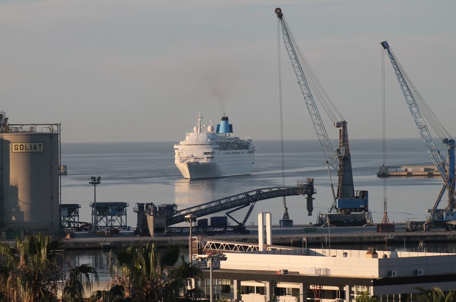 El buque de crucero ‘Marella Dream’ entra en el puerto de Málaga este miércoles.