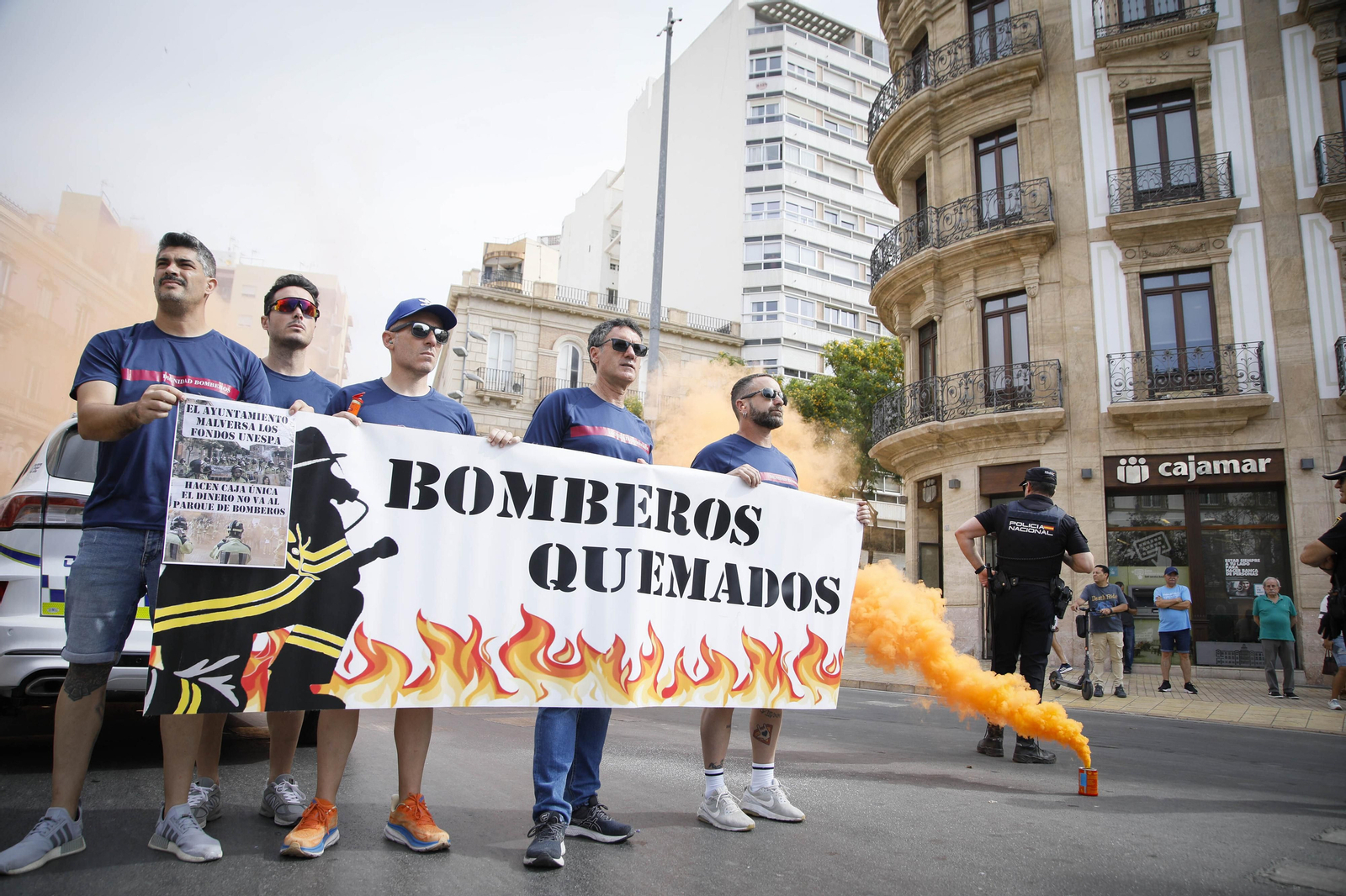 Manifestación de los bomberos quemados de Almería, en imágenes