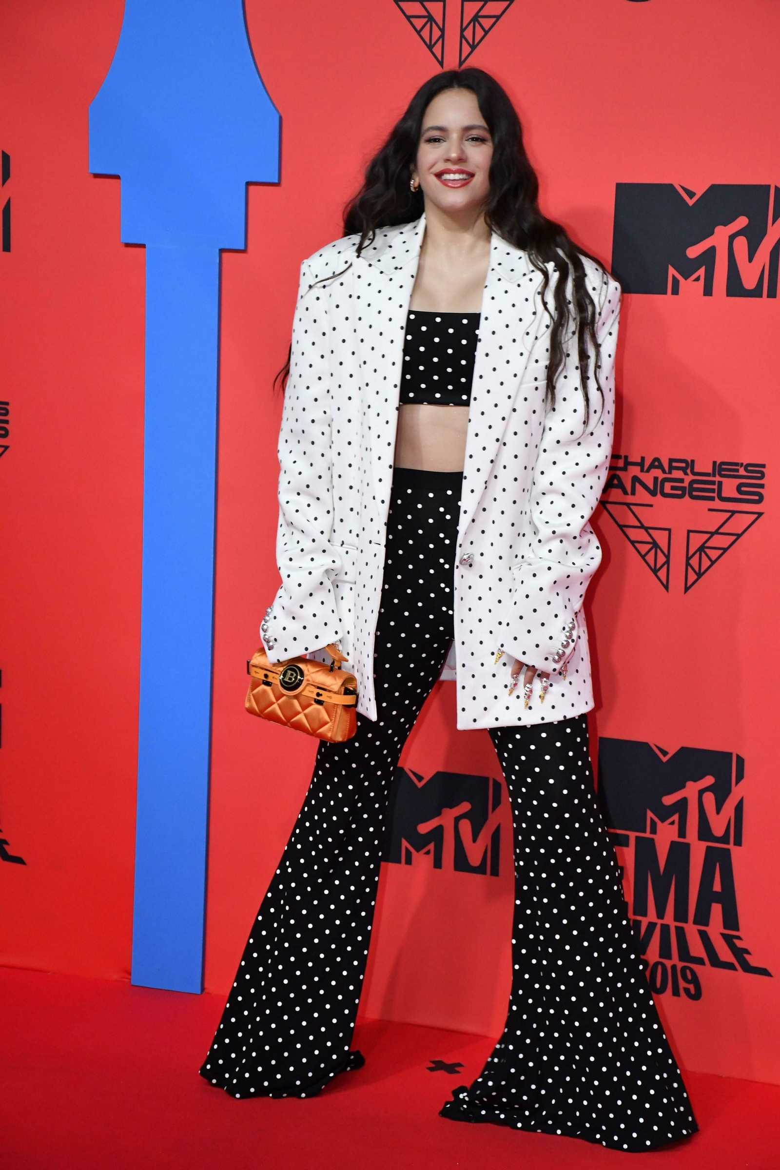 La cantante, sin complementos muy llamativos, ha lucido más sencilla que de costumbre.