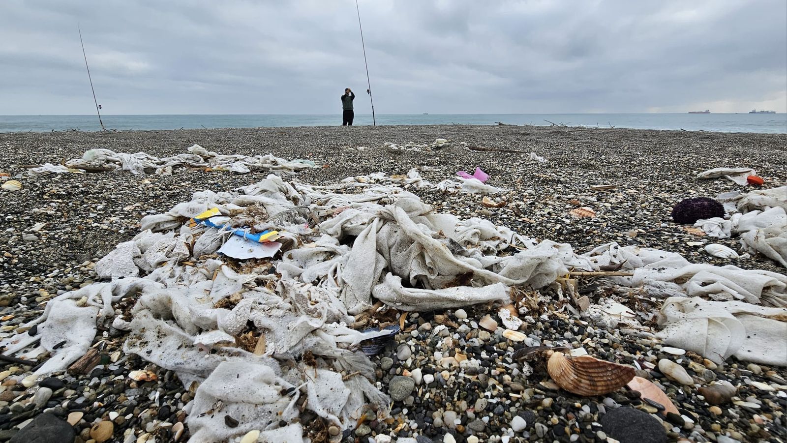 Toallitas en la playa de Levante de La Línea, este lunes.