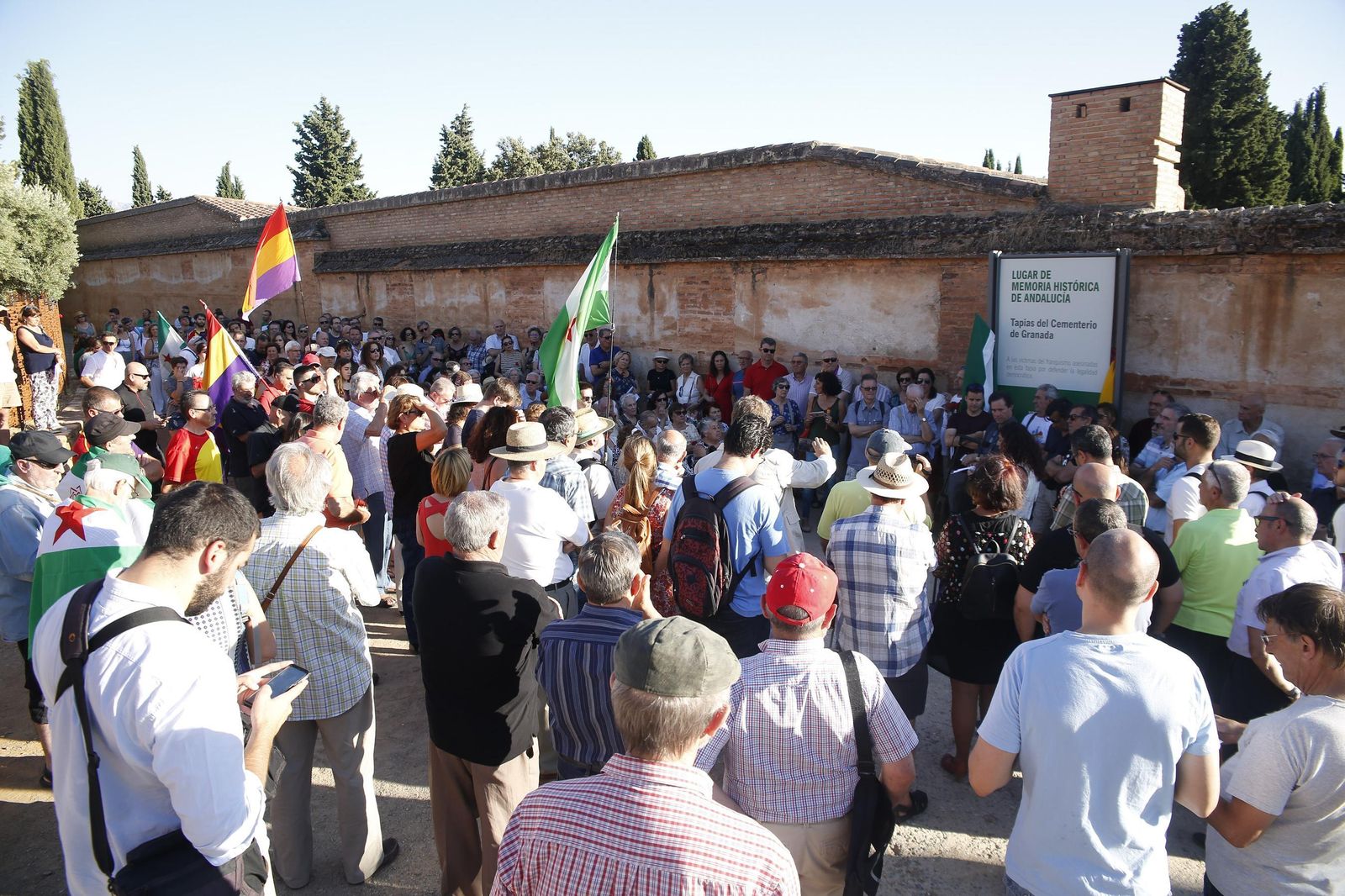 Las asociaciones memorialistas homenajearon ayer a las 4.000 fusilados en la tapia del Cementerio de San José.