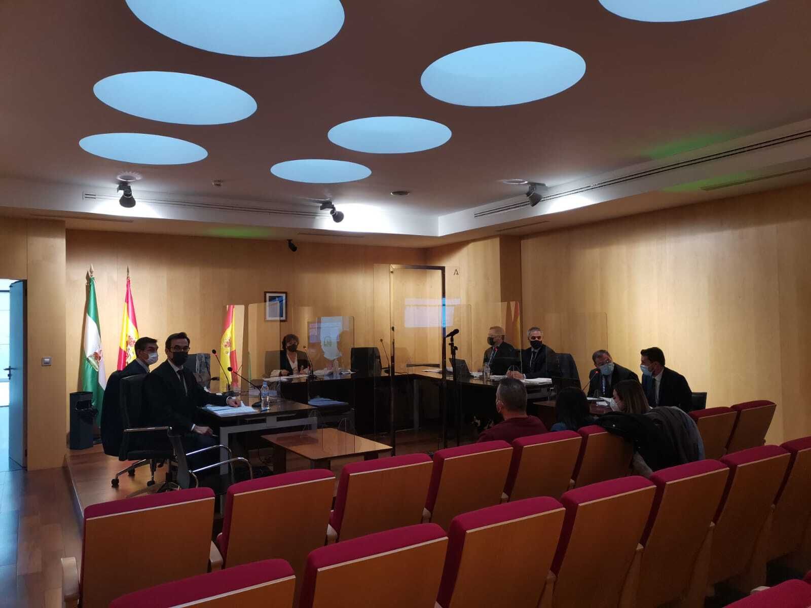 Las acusadas de la muerte del anciano en una residencia declaran que fue trasladado estable