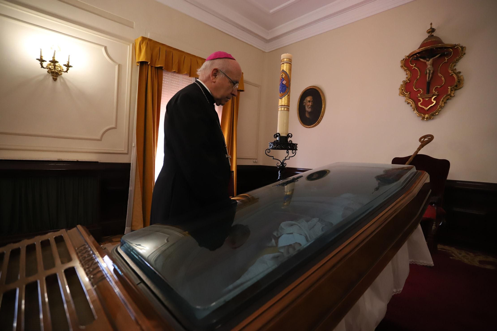 El obispo de Huelva en la capilla ardiente de quien fuera su antecesor, Ignacio Noguer Carmona.