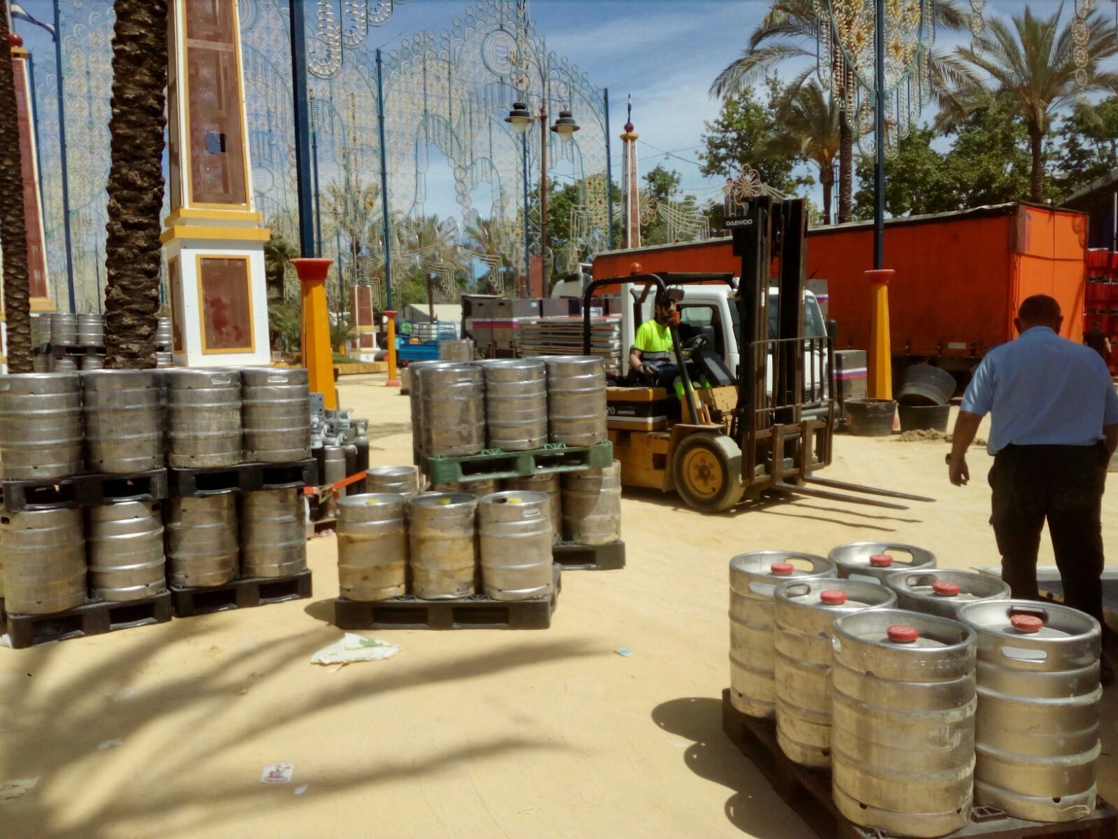 Dos operarios trabajando esta mañana en el González Hontoria