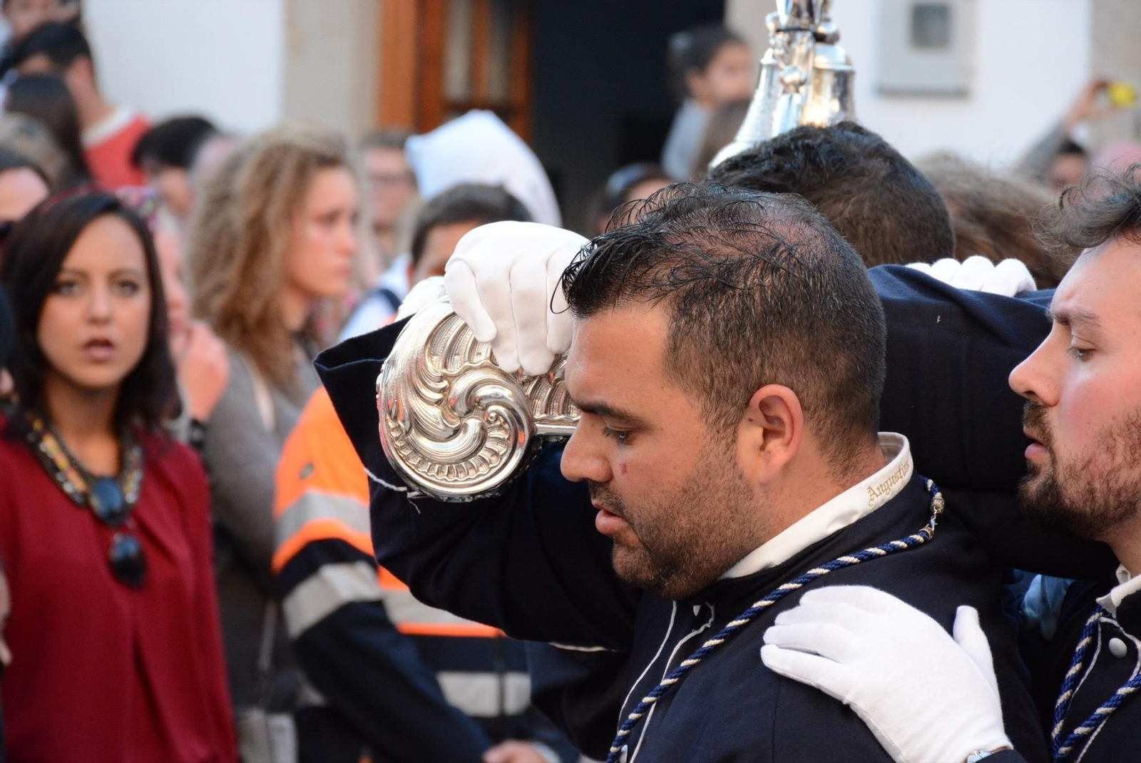 Uno de los cargadores del paso de la Virgen.