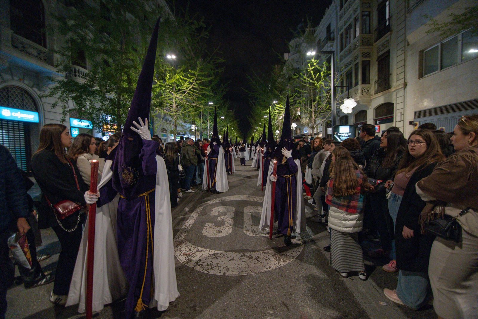 Así recibió la Gran Vía de Colón a la Hermandad de las Penas 2025