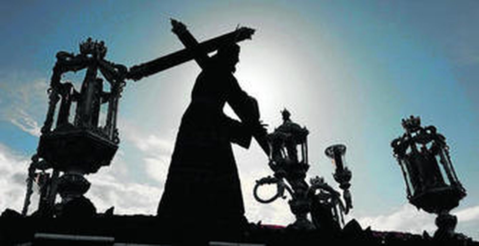 Contraluz del Cristo de la hermandad de la Vera Cruz, a su paso por el Puente Romano.