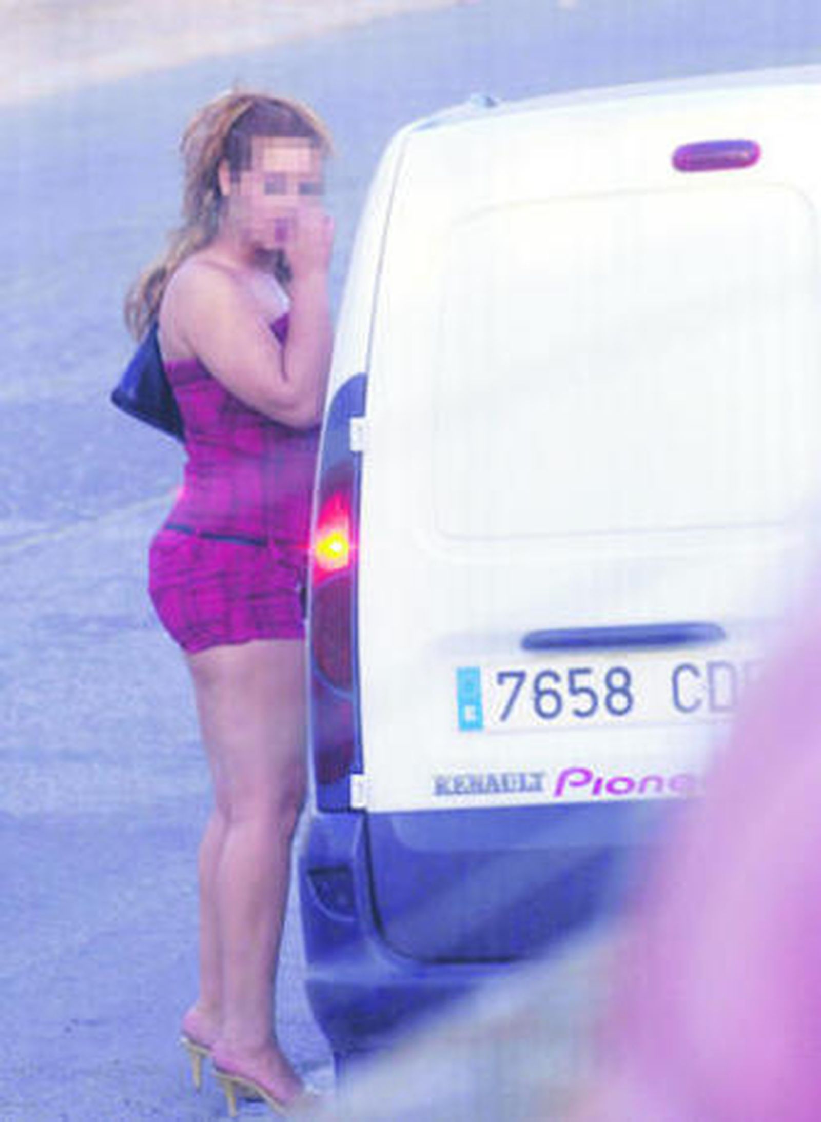 Una mujer ofrece sus servicios en Su Eminencia.