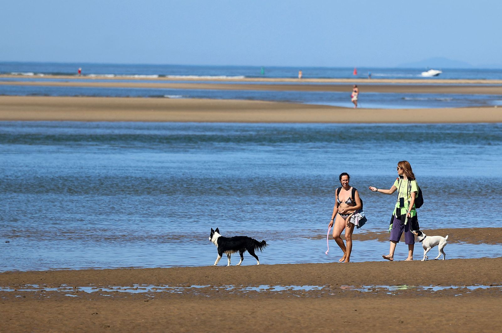 Imágenes del ambiente en las playas de Huelva durante la mañana