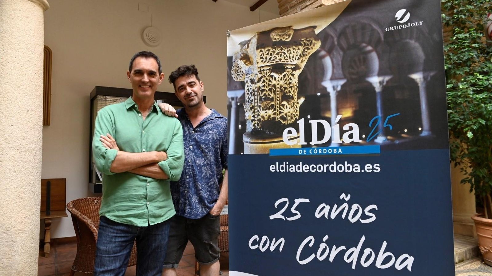 Juan Carlos Rubio y Javi Frutos, junto al cartel por los 25 años de 'El Día de Córdoba'. Juan Carlos Rubio y Javi Frutos, junto al cartel por los 25 años de 'El Día de Córdoba'.